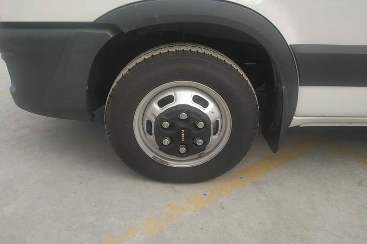 Used Iveco 2021 3.0T Automatic Chaorui Long Wheelbase Short Overhang High Roof Side-Sliding Door F1C Left Front Wheel Hub