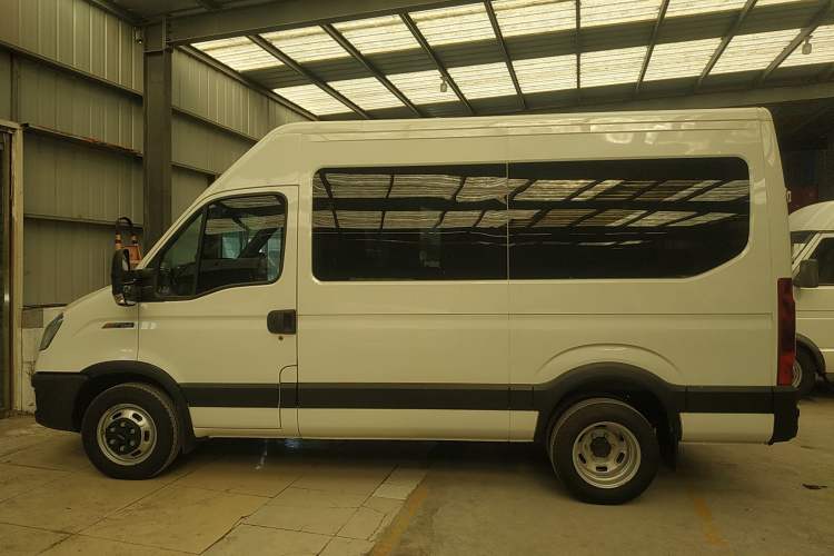 Used Iveco 2021 3.0T Automatic Chaorui Long Wheelbase Short Overhang High Roof Side-Sliding Door F1C Left Side