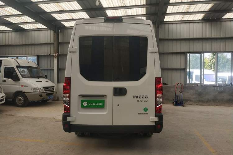 Used Iveco 2021 3.0T Automatic Chaorui Long Wheelbase Short Overhang High Roof Side-Sliding Door F1C Rear