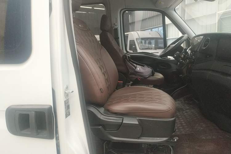 Used Iveco 2021 3.0T Automatic Chaorui Long Wheelbase Short Overhang High Roof Side-Sliding Door F1C Right Front Seat