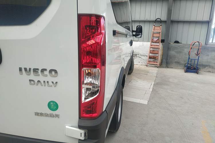 Used Iveco 2021 3.0T Automatic Chaorui Long Wheelbase Short Overhang High Roof Side-Sliding Door F1C Right Rear Taillight