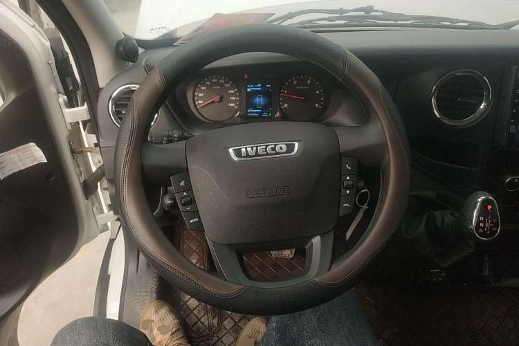 Used Iveco 2021 3.0T Automatic Chaorui Long Wheelbase Short Overhang High Roof Side-Sliding Door F1C Steering Wheel