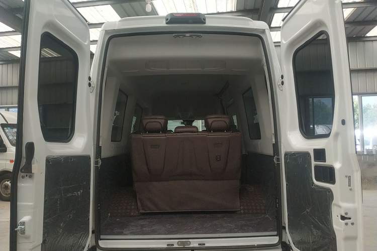 Used Iveco 2021 3.0T Automatic Chaorui Long Wheelbase Short Overhang High Roof Side-Sliding Door F1C Trunk