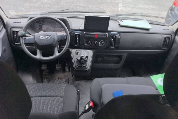 Used Iveco Daily 2023 2.5T A35M1 Short Wheelbase Low-Roof Double-Door Side-Swing Van with 5–9 Seats Center Console