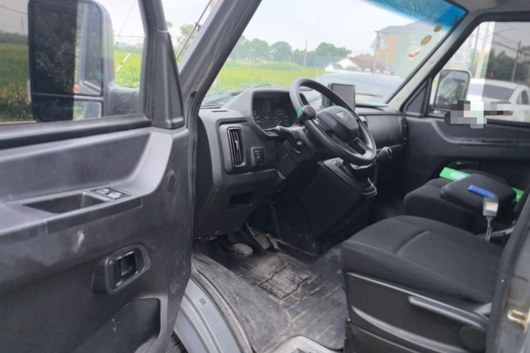 Used Iveco Daily 2023 2.5T A35M1 Short Wheelbase Low-Roof Double-Door Side-Swing Van with 5–9 Seats Driver Seat
