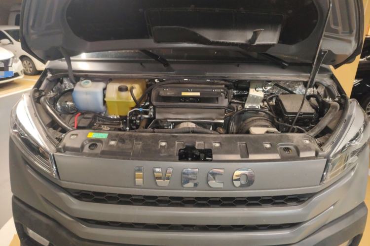 Used Iveco Daily 2023 2.5T A35M1 Multi-Purpose Passenger Vehicle Short Wheelbase Low Roof Single-Tire Side-Sliding Door Automatic Transmission Engine Bay