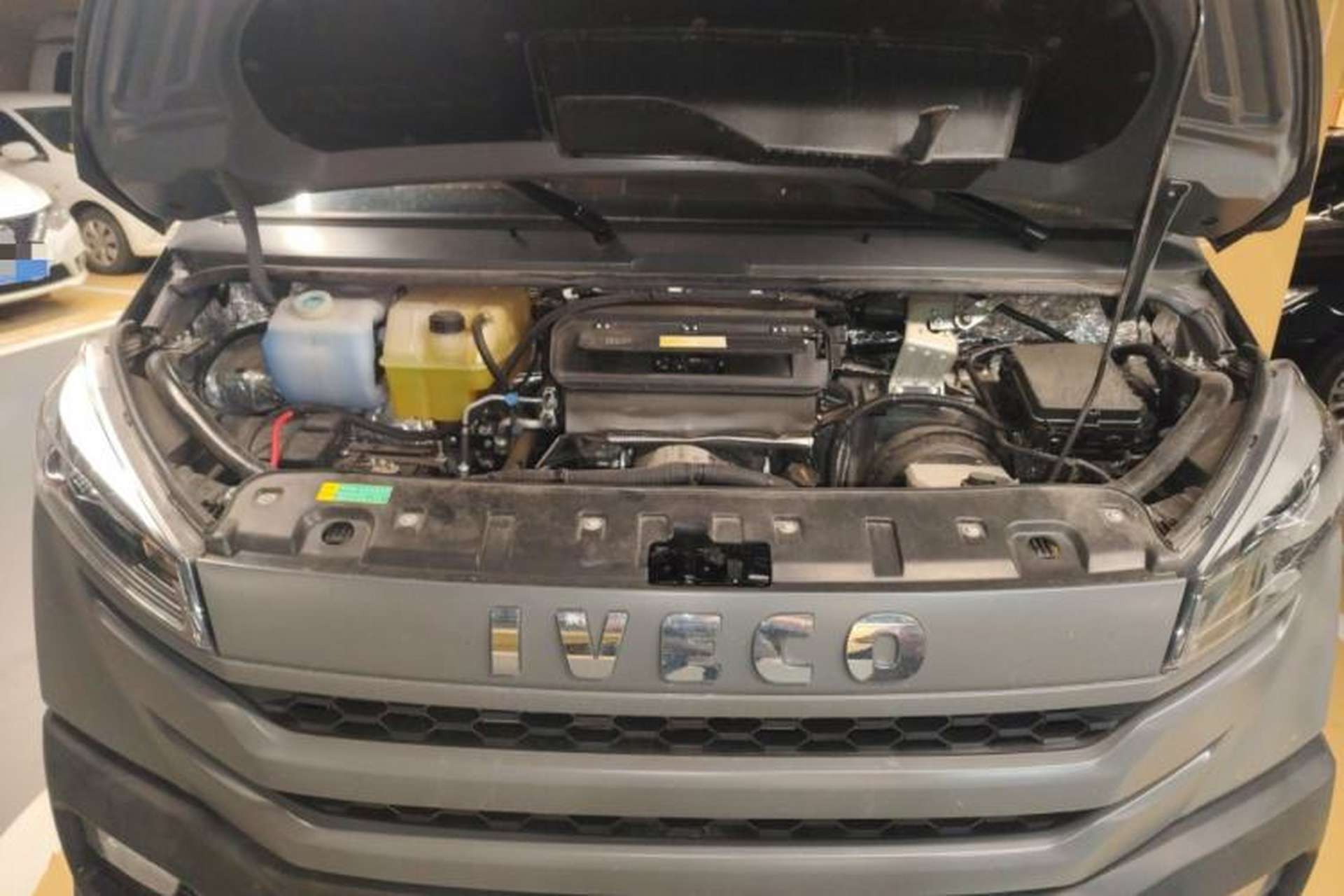 Used Iveco Daily 2023 2.5T A35M1 Multi-Purpose Passenger Vehicle Short Wheelbase Low Roof Single-Tire Side-Sliding Door Automatic Transmission Engine Bay