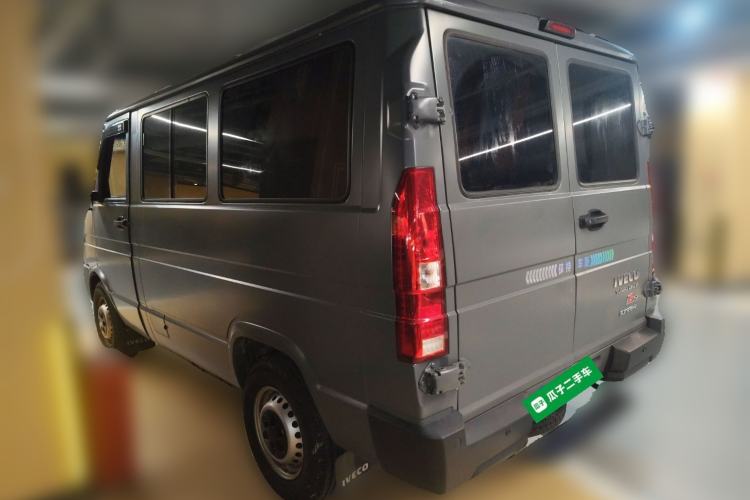 Used Iveco Daily 2023 2.5T A35M1 Multi-Purpose Passenger Vehicle Short Wheelbase Low Roof Single-Tire Side-Sliding Door Automatic Transmission Exterior 3