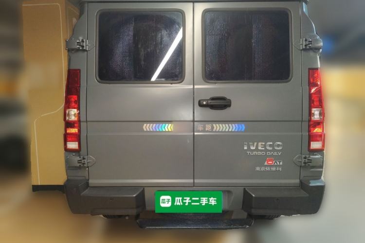 Used Iveco Daily 2023 2.5T A35M1 Multi-Purpose Passenger Vehicle Short Wheelbase Low Roof Single-Tire Side-Sliding Door Automatic Transmission Exterior 4
