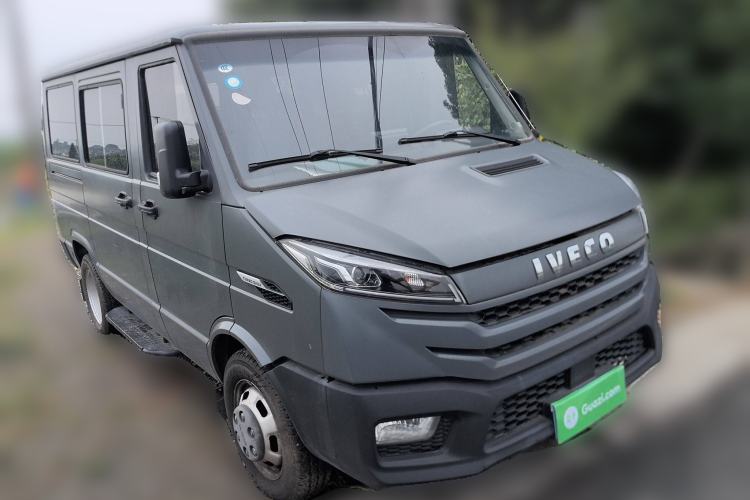 Used Iveco Daily 2023 2.5T A35M1 Short Wheelbase Low-Roof Double-Door Side-Swing Van with 5–9 Seats Front Right 45 Deg