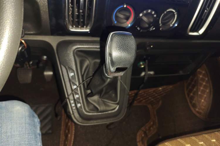 Used Iveco Daily 2023 2.5T A35M1 Multi-Purpose Passenger Vehicle Short Wheelbase Low Roof Single-Tire Side-Sliding Door Automatic Transmission Gear Lever