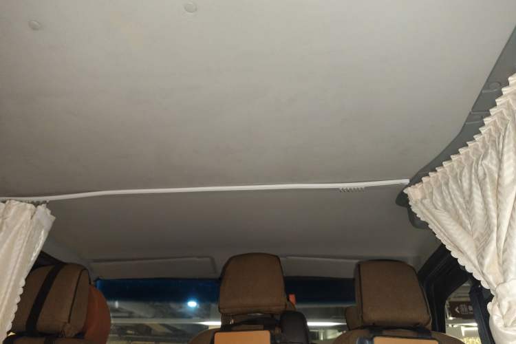 Used Iveco Daily 2023 2.5T A35M1 Multi-Purpose Passenger Vehicle Short Wheelbase Low Roof Single-Tire Side-Sliding Door Automatic Transmission Headliner