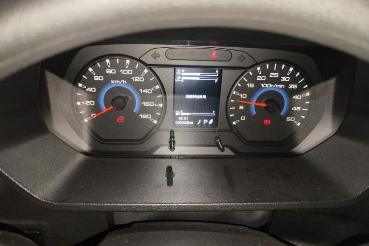 Used Iveco Daily 2023 2.5T A35M1 Multi-Purpose Passenger Vehicle Short Wheelbase Low Roof Single-Tire Side-Sliding Door Automatic Transmission Instrument Cluster