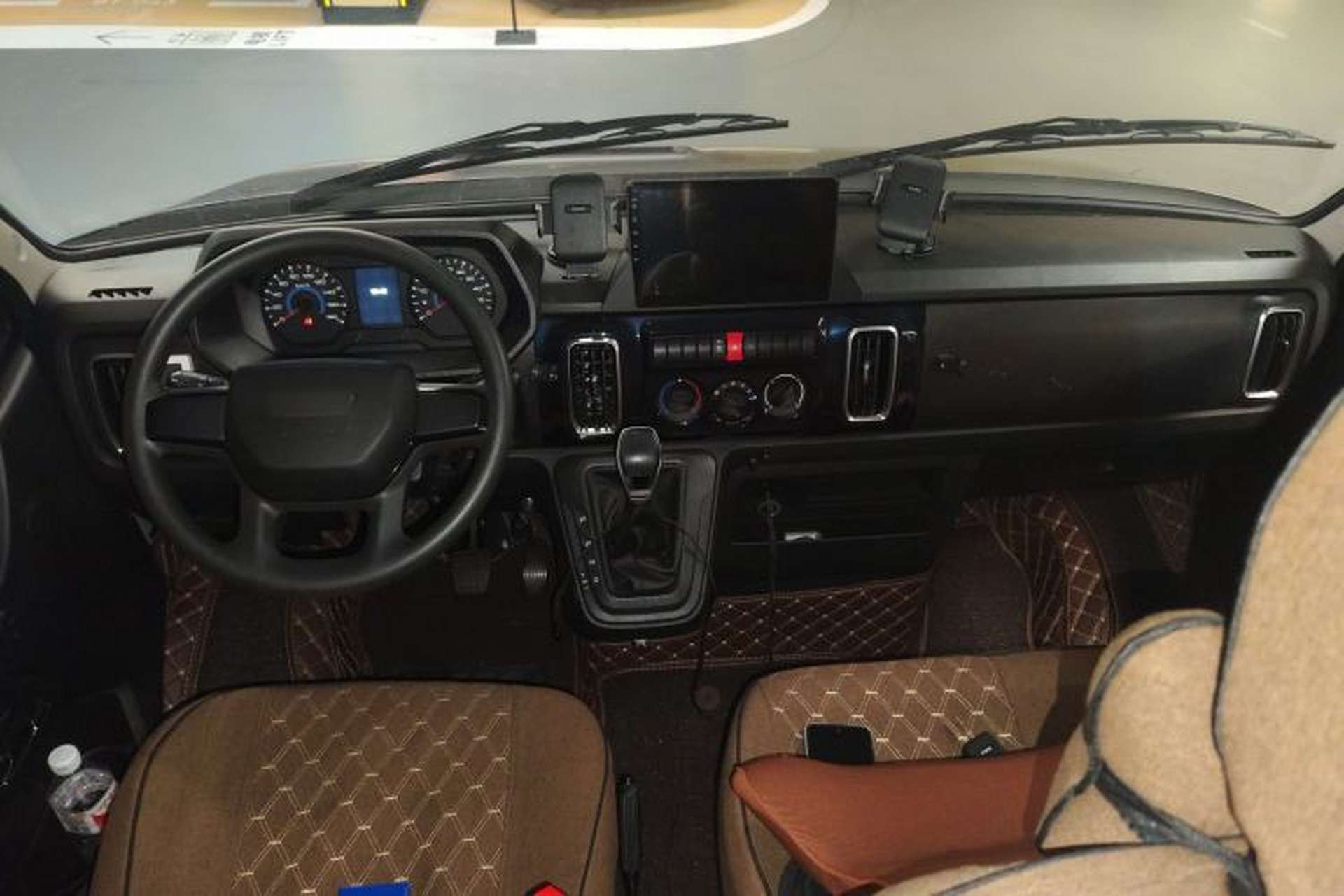 Used Iveco Daily 2023 2.5T A35M1 Multi-Purpose Passenger Vehicle Short Wheelbase Low Roof Single-Tire Side-Sliding Door Automatic Transmission Interior 2