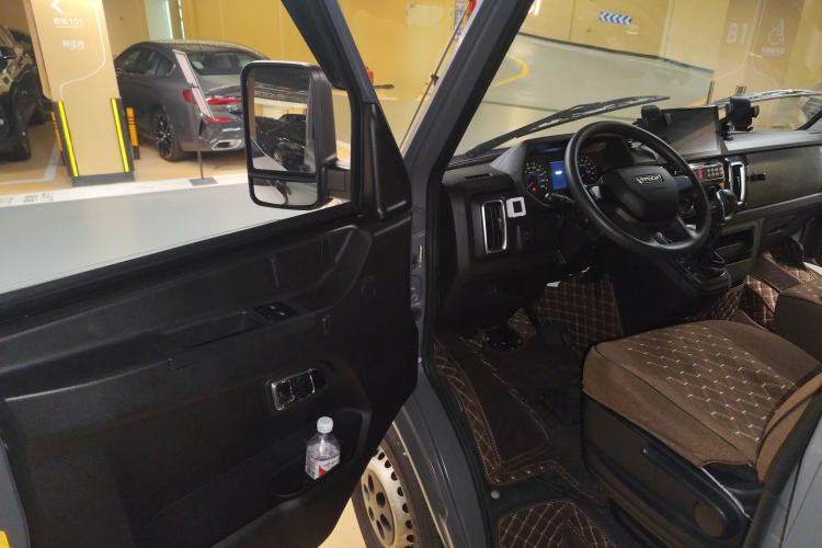 Used Iveco Daily 2023 2.5T A35M1 Multi-Purpose Passenger Vehicle Short Wheelbase Low Roof Single-Tire Side-Sliding Door Automatic Transmission Interior 3