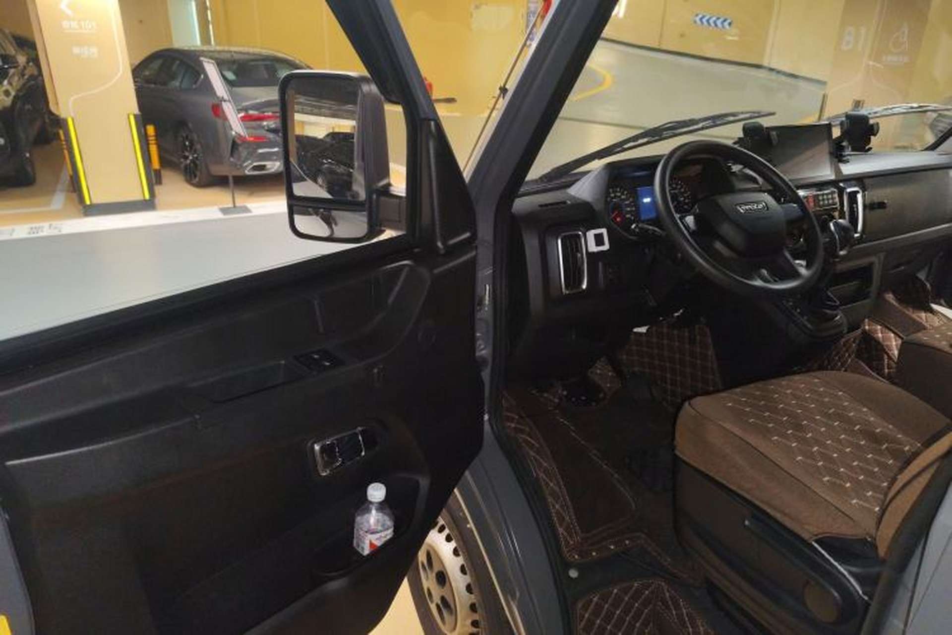 Used Iveco Daily 2023 2.5T A35M1 Multi-Purpose Passenger Vehicle Short Wheelbase Low Roof Single-Tire Side-Sliding Door Automatic Transmission Interior 3