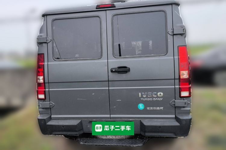 Used Iveco Daily 2023 2.5T A35M1 Short Wheelbase Low-Roof Double-Door Side-Swing Van with 5–9 Seats Rear
