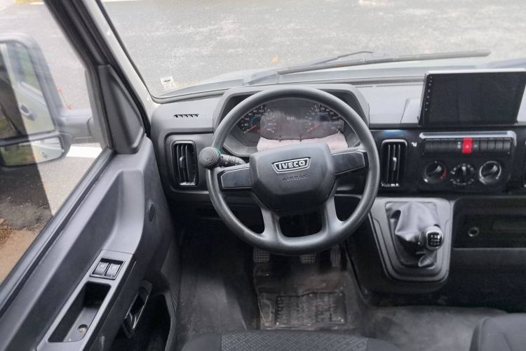 Used Iveco Daily 2023 2.5T A35M1 Short Wheelbase Low-Roof Double-Door Side-Swing Van with 5–9 Seats Steering Wheel