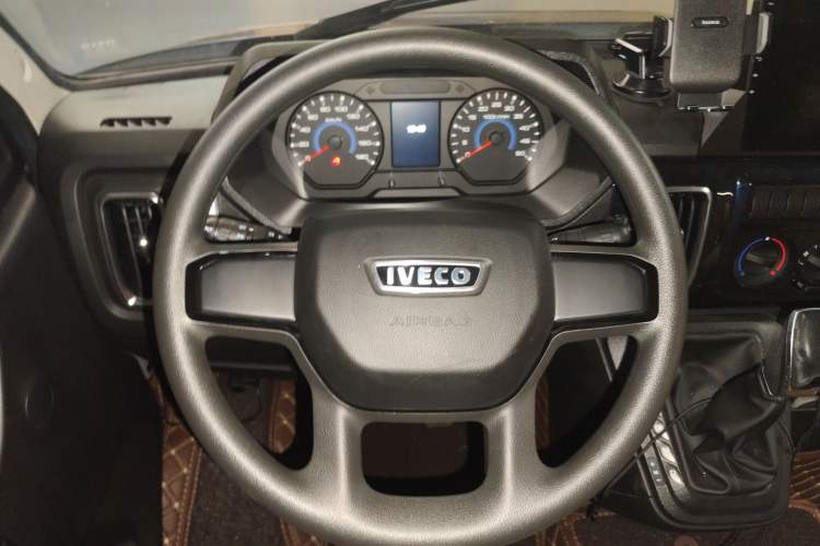 Used Iveco Daily 2023 2.5T A35M1 Multi-Purpose Passenger Vehicle Short Wheelbase Low Roof Single-Tire Side-Sliding Door Automatic Transmission Steering Wheel