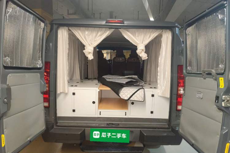 Used Iveco Daily 2023 2.5T A35M1 Multi-Purpose Passenger Vehicle Short Wheelbase Low Roof Single-Tire Side-Sliding Door Automatic Transmission Trunk