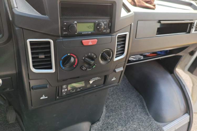 Used Iveco Daily 2020 2.8T A35 Passenger Van Single-Tire Mid-Roof Design 10–11 Seats China VI Standard Audio And AC Panel