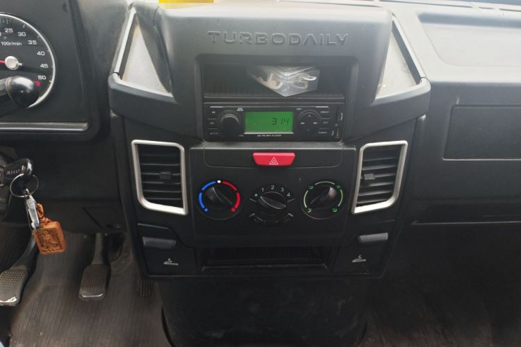 Used Iveco Daily 2020 2.8T V35 Box Truck with Dual Tires Mid-Roof Design 3 Seats Emission Standard China V Audio And AC Panel