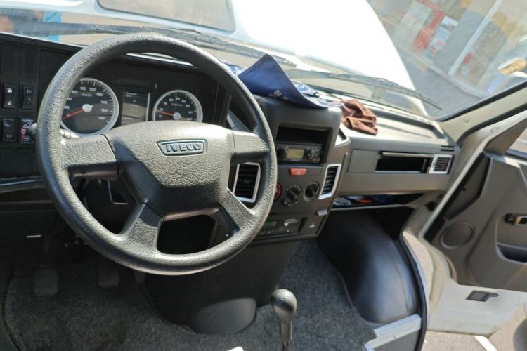 Used Iveco Daily 2020 2.8T A35 Passenger Van Single-Tire Mid-Roof Design 10–11 Seats China VI Standard Center Console