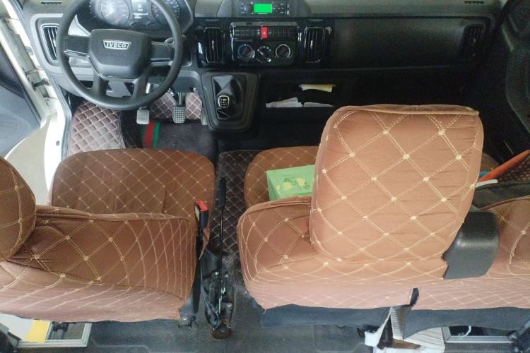 Used Iveco Daily 2023 2.5T A35M1 Short Wheelbase Mid-Roof Dual Tire Side-Sliding Doors 5-9 Seater Center Console