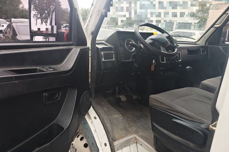 Used Iveco Daily 2020 2.8T V35 Box Truck with Dual Tires Mid-Roof Design 3 Seats Emission Standard China V Driver Seat