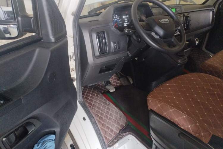 Used Iveco Daily 2023 2.5T A35M1 Short Wheelbase Mid-Roof Dual Tire Side-Sliding Doors 5-9 Seater Driver Seat