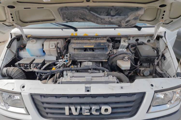 Used Iveco Daily 2021 2.5T A35 M1 Passenger Van 5-9 Seater Short Wheelbase Mid-Roof Design Dual Tires Side Sliding Door Engine Bay