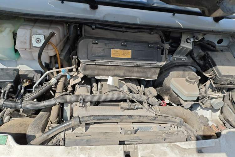 Used Iveco Daily 2020 2.8T A35 Passenger Van Single-Tire Mid-Roof Design 10–11 Seats China VI Standard Engine Bay