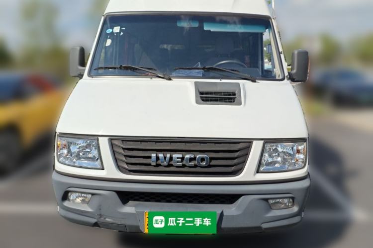 Used Iveco Daily 2020 2.8T A35 Passenger Van Single-Tire Mid-Roof Design 10–11 Seats China VI Standard Front