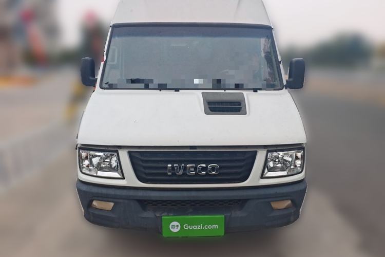 Used Iveco Daily 2020 2.8T V35 Box Truck with Dual Tires Mid-Roof Design 3 Seats Emission Standard China V Front
