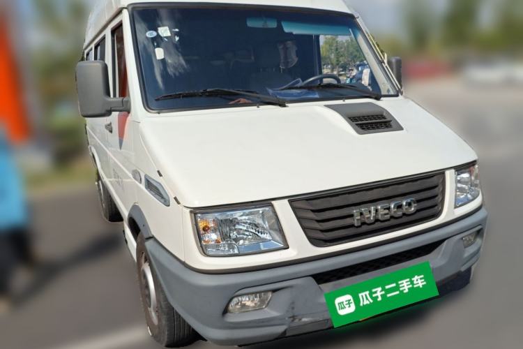 Used Iveco Daily 2020 2.8T A35 Passenger Van Single-Tire Mid-Roof Design 10–11 Seats China VI Standard Front Right 45 Deg