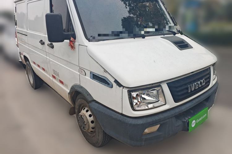 Used Iveco Daily 2020 2.8T V35 Box Truck with Dual Tires Mid-Roof Design 3 Seats Emission Standard China V Front Right 45 Deg