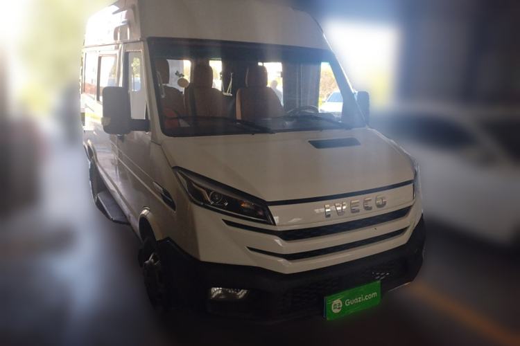 Used Iveco Daily 2023 2.5T A35M1 Short Wheelbase Mid-Roof Dual Tire Side-Sliding Doors 5-9 Seater Front Right 45 Deg