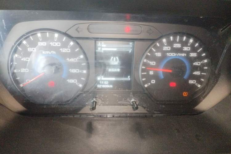 Used Iveco Daily 2023 2.5T A35M1 Short Wheelbase Mid-Roof Dual Tire Side-Sliding Doors 5-9 Seater Instrument Cluster