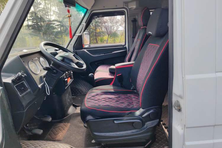 Used Iveco Daily 2021 2.5T A35 M1 Passenger Van 5-9 Seater Short Wheelbase Mid-Roof Design Dual Tires Side Sliding Door Left Front Seat