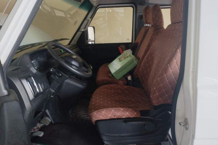 Used Iveco Daily 2023 2.5T A35M1 Short Wheelbase Mid-Roof Dual Tire Side-Sliding Doors 5-9 Seater Left Front Seat