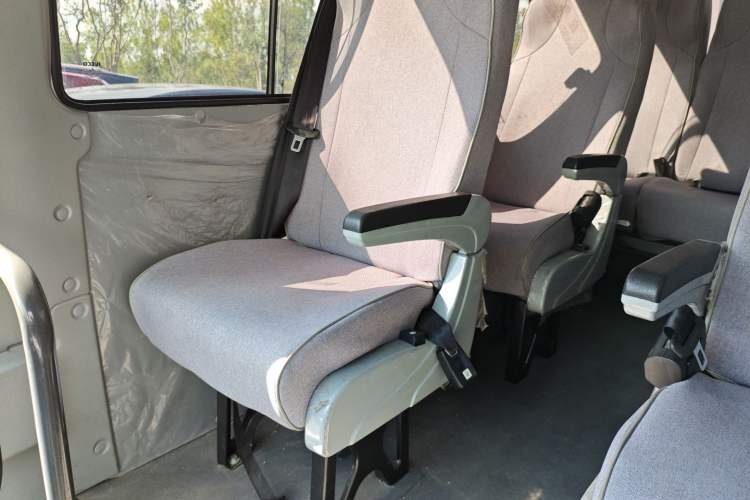 Used Iveco Daily 2020 2.8T A35 Passenger Van Single-Tire Mid-Roof Design 10–11 Seats China VI Standard Left Rear Seat