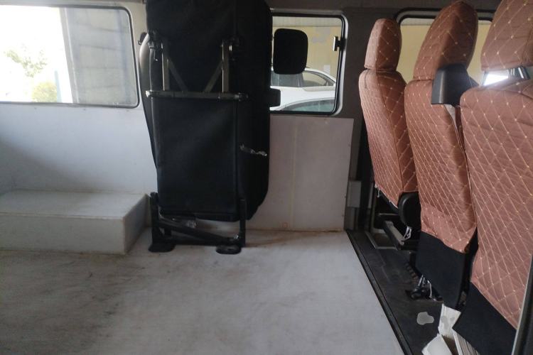 Used Iveco Daily 2023 2.5T A35M1 Short Wheelbase Mid-Roof Dual Tire Side-Sliding Doors 5-9 Seater Left Rear Seat