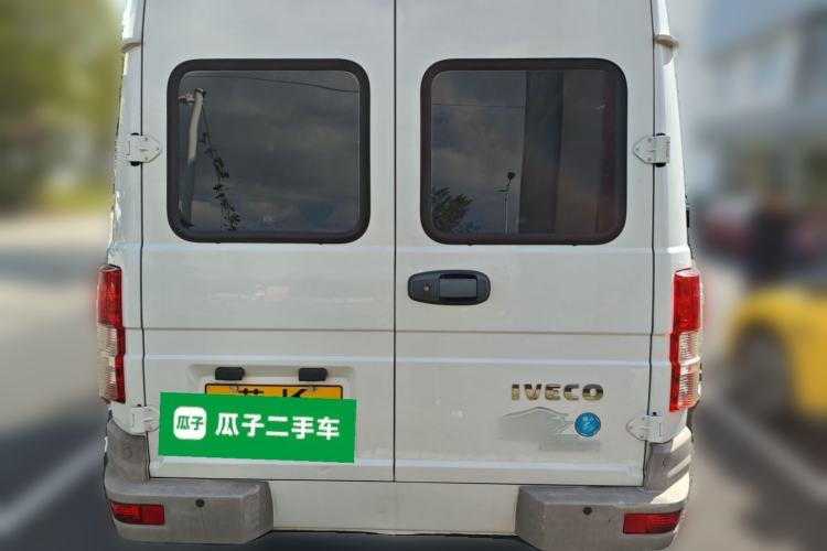 Used Iveco Daily 2020 2.8T A35 Passenger Van Single-Tire Mid-Roof Design 10–11 Seats China VI Standard Rear