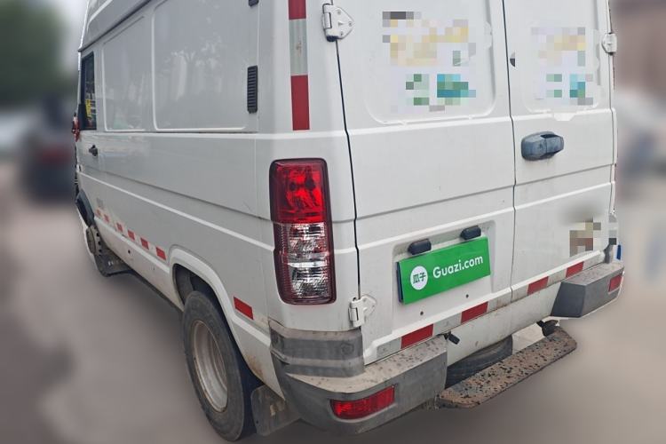 Used Iveco Daily 2020 2.8T V35 Box Truck with Dual Tires Mid-Roof Design 3 Seats Emission Standard China V Rear Left 45 Deg
