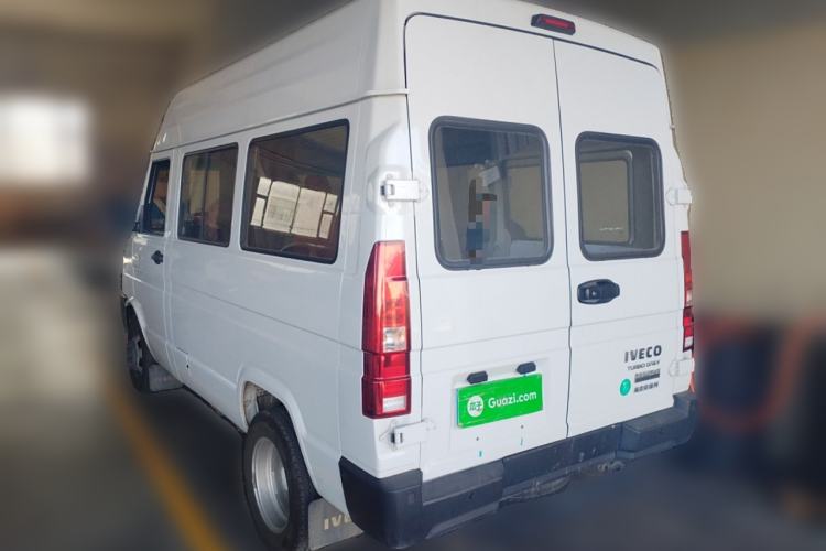 Used Iveco Daily 2023 2.5T A35M1 Short Wheelbase Mid-Roof Dual Tire Side-Sliding Doors 5-9 Seater Rear Left 45 Deg