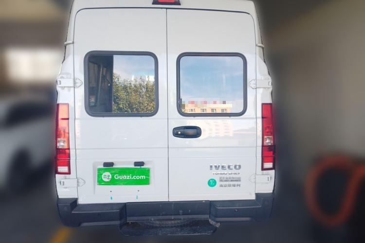 Used Iveco Daily 2023 2.5T A35M1 Short Wheelbase Mid-Roof Dual Tire Side-Sliding Doors 5-9 Seater Rear