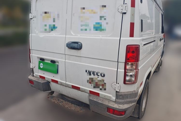 Used Iveco Daily 2020 2.8T V35 Box Truck with Dual Tires Mid-Roof Design 3 Seats Emission Standard China V Rear Right 45 Deg