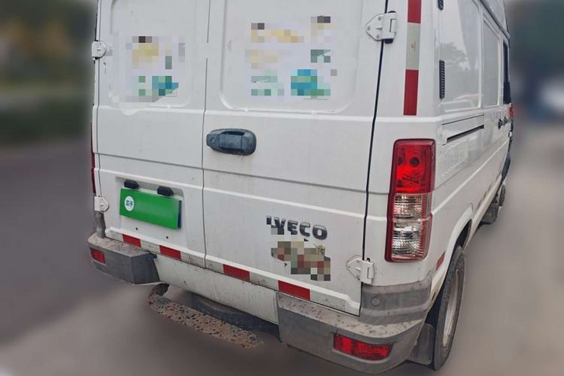 Used Iveco Daily 2020 2.8T V35 Box Truck with Dual Tires Mid-Roof Design 3 Seats Emission Standard China V Rear Right 45 Deg