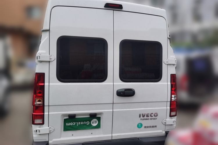 Used Iveco Daily 2023 2.5T A37M1 Long Wheelbase Mid-Roof Dual-Tire Side-Sliding Doors 5-9 Seats Rear