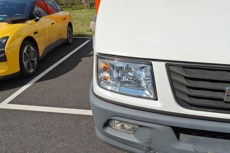 Used Iveco Daily 2020 2.8T A35 Passenger Van Single-Tire Mid-Roof Design 10–11 Seats China VI Standard Right Front Headlight
